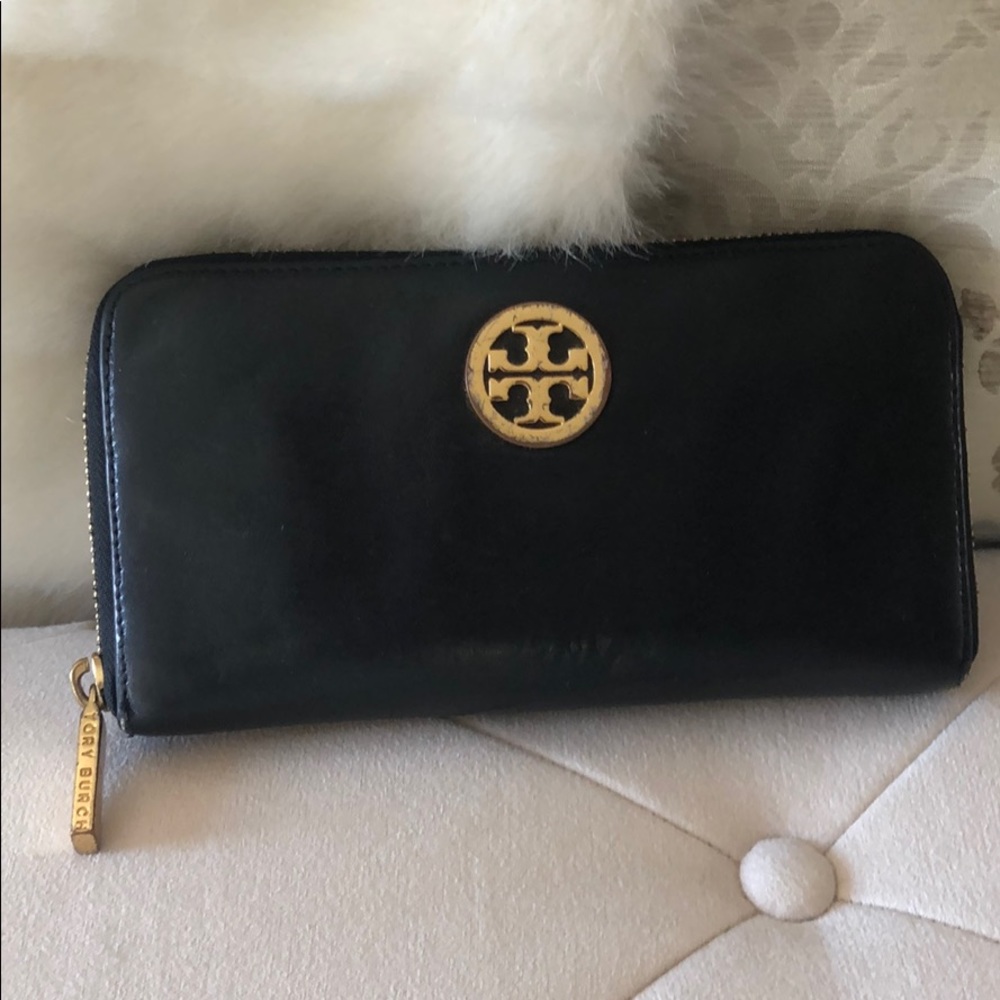 🌟TORY BURCH ⭐️ black wallet with Gold T emblem